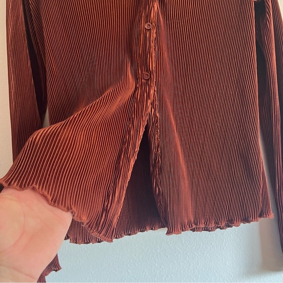 Gilli Cinnamon Plisse Hem Satin Blouse and Pant Lettuce Hem Set Size Medium - Picture 4 of 16